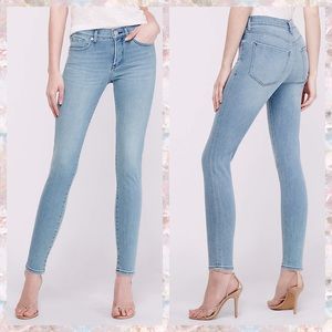 MID RISE LIGHT WASH SKINNY JEANS IN MEDIUM/LIGHT WASH